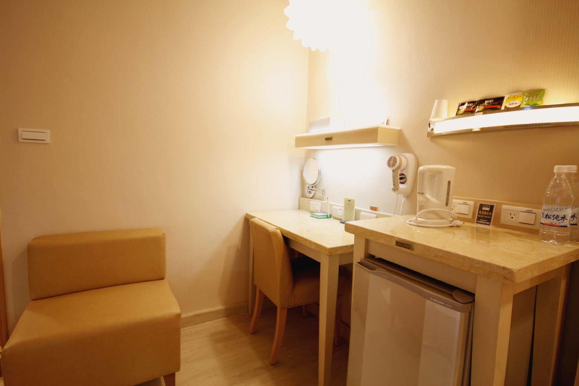 Kindness Hotel - Tainan Minsheng Kültér fotó